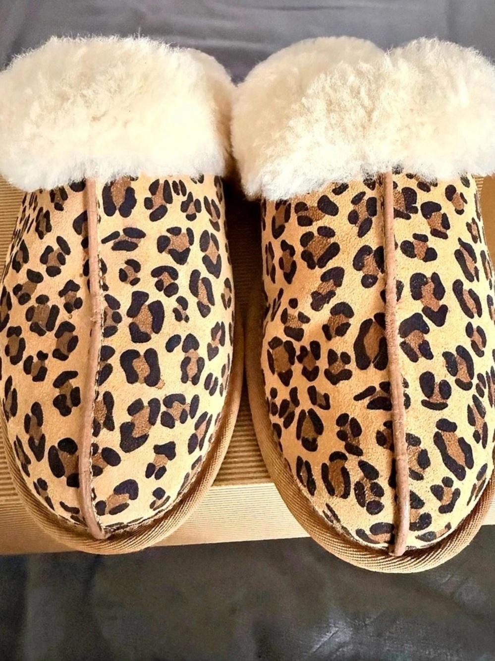 UGG Scuffette III Leopard Print Slippers US 9 Like New (bottoms do not show wear